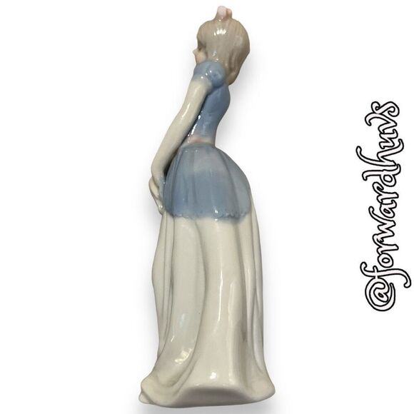 Elegant 5.5-Inch Porcelain Figurine of a Young Lady - Picture 5 of 9